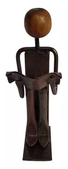 Escultura Artesanal Menino Leitor - comprar online