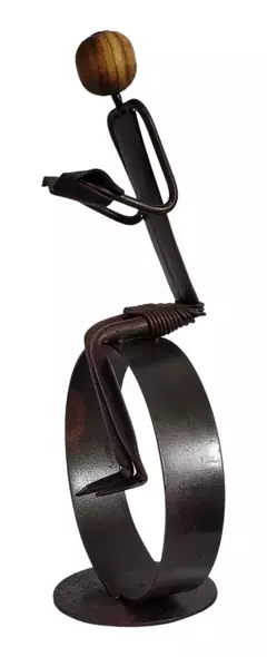 Escultura Artesanal Menino Sentado na Bola - comprar online