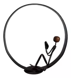 Escultura Artesanal Menino Leitor na Bola