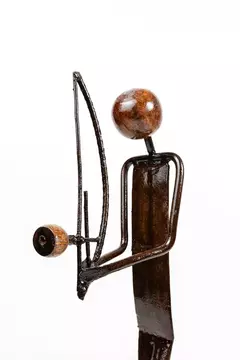 Escultura Artesanal de Ferro Menino com Berimbau na internet