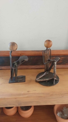 Escultura Artesanal Menino Leitor na internet