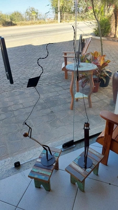 Escultura Artesanal Menino Soltando Pipa - Móveis Pazende - Moveis em madeira de demolição