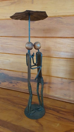 Escultura Artesanal de Ferro Casal com sombrinha na internet