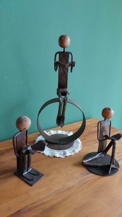 Escultura Artesanal Menino Sentado na Bola - Móveis Pazende - Moveis em madeira de demolição