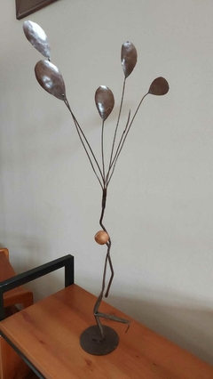 Escultura Artesanal Menino com Balão na internet