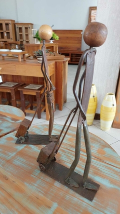 Escultura Artesanal O Viajante - Móveis Pazende - Moveis em madeira de demolição
