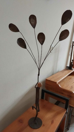 Escultura Artesanal Menino com Balão - Móveis Pazende - Moveis em madeira de demolição