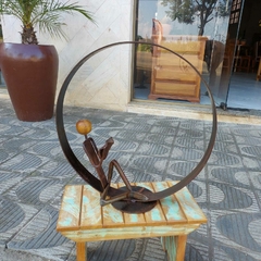 Escultura Artesanal Menino Leitor na Bola - comprar online