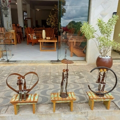 Escultura Artesanal de Ferro Casal com sombrinha - Móveis Pazende - Moveis em madeira de demolição