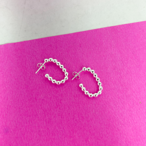 Brinco Meia Argola de Bolinha