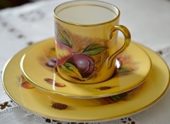 Trio con Demitasse Aynsley Fine English Bone China Pattern Orchard Gold Fruits C1960 - Funcy Stuff Antiguedades