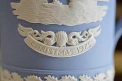 Jarro Mug Conmemorativo Wedgwood England Jasper Ware, Christmas 1975. - Funcy Stuff Antiguedades