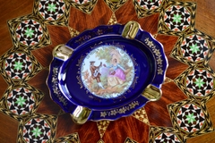 Hermoso Cenicero de Porcelana Cobalto y Oro Veritable Porcelaine D´art Limoges France C1950. con Escena Fragonad