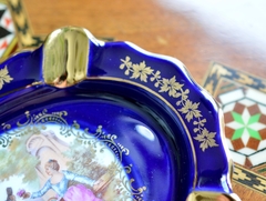 Hermoso Cenicero de Porcelana Cobalto y Oro Veritable Porcelaine D´art Limoges France C1950. con Escena Fragonad - Funcy Stuff Antiguedades