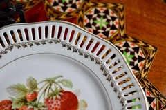 Plato Decorativo Porcelana Alemana Frutillas Borde Reticulado C1950 - Funcy Stuff Antiguedades