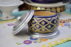 Lindisimo Pote para Cocina, Ceramica con Tapa y Base de Peltre.