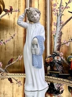 Figura de Porcelana Nao by Lladro Spain #02320 Boy with Slippers C1990 - comprar online