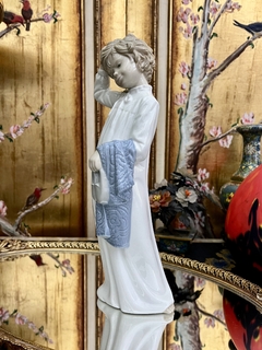 Figura de Porcelana Nao by Lladro Spain #02320 Boy with Slippers C1990 en internet