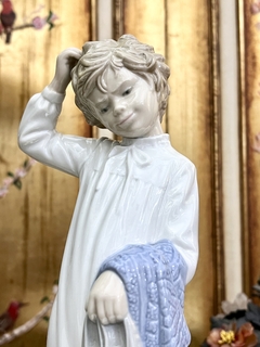 Imagen de Figura de Porcelana Nao by Lladro Spain #02320 Boy with Slippers C1990