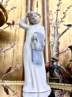 Figura de Porcelana Nao by Lladro Spain #02320 Boy with Slippers C1990 - comprar online