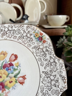 Imagen de Plato Masitero con Asas Loza Inglesa Hollinshead & Kirkham Old English NeedlePoint C1942-1945