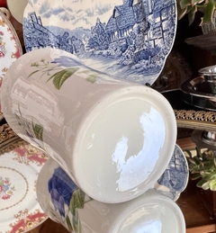 Imagen de Mug Jarro para Desayuno Bone China con Decoracion Floral "Rosa Azul"