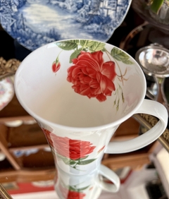Imagen de Mug Jarro para Desayuno Bone China con Decoracion Floral "Rosa Roja"