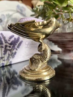 Imagen de Hermosa Jabonera de Bronce Macizo con Pie , Delfin con Ostra