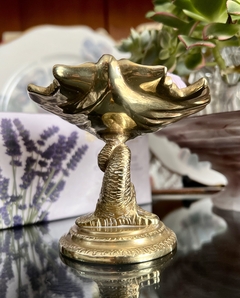 Hermosa Jabonera de Bronce Macizo con Pie , Delfin con Ostra