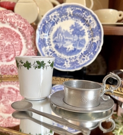 Taza para Cafe Porcelana con Montura , Plato y Cuchara de Peltre Elwe Zinn Germany C1970 - Funcy Stuff Antiguedades