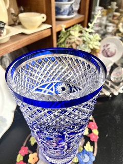 Gran Florero de Cristal de Bohemia Encamisado Azul Tallado C1950