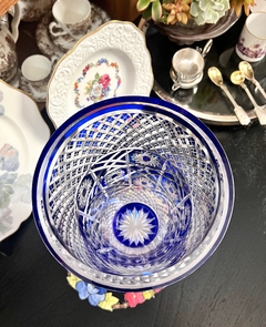 Gran Florero de Cristal de Bohemia Encamisado Azul Tallado C1950 - comprar online