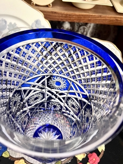 Gran Florero de Cristal de Bohemia Encamisado Azul Tallado C1950 - Funcy Stuff Antiguedades