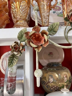 Perchero de Pared 2 Ganchos en Hierro Forjado y Esmaltado Flores y Hojas C1980 - Funcy Stuff Antiguedades