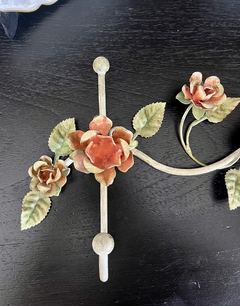 Perchero de Pared 2 Ganchos en Hierro Forjado y Esmaltado Flores y Hojas C1980 - comprar online