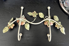 Perchero de Pared 2 Ganchos en Hierro Forjado y Esmaltado Flores y Hojas C1980 - Funcy Stuff Antiguedades