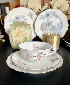 Trio para Te Porcelana Verbano Modleo Flor de Durazno con Vivo en Oro C1980 - comprar online