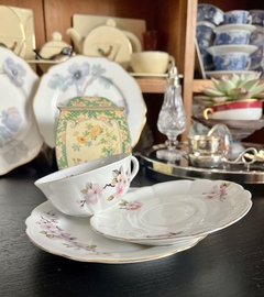 Imagen de Trio para Te Porcelana Verbano Modleo Flor de Durazno con Vivo en Oro C1980