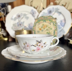 Trio para Te Porcelana Verbano Modleo Flor de Durazno con Vivo en Oro C1980 - tienda online