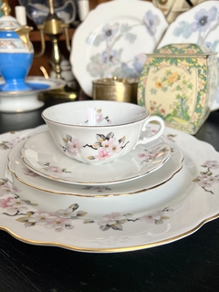 Trio para Te Porcelana Verbano Modleo Flor de Durazno con Vivo en Oro C1980 - comprar online