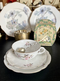 Trio para Te Porcelana Verbano Modleo Flor de Durazno con Vivo en Oro C1980 en internet