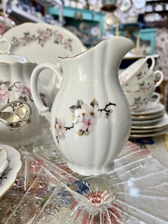 Imagen de Jarra Lechera Porcelana Verbano Modelo Flor de Durazno vivo en Oro C1980