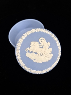 Imagen de Trinket Box Pastillero Porcelana Wedgwood England , Jasper Ware Escenas Neoclasicas Wedgwood Blue C1960