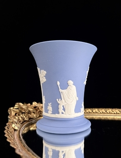 Imagen de Vaso Decorativo Porcelana Jasper Ware Wedgwood England Escenas Neoclasicas sobre Wedgwood Blue C1969