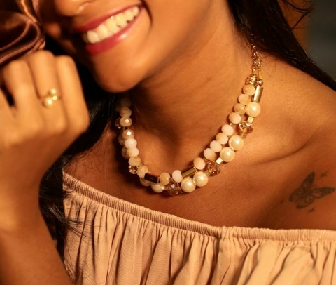 Colar de Cristais Branco e Mel com Detalhes Dourados