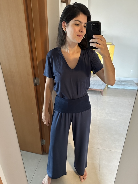 Calça NADA básica tecnológica Wide leg na cor Azul Marinho Valca Marinjo