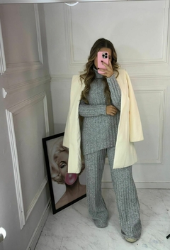 CONJUNTO MOUSSE PANTALONA E BLUSA ASSIMÉTRICA