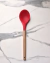 Colher de silicone c/ cabo de bambu vermelho 31,5 cm