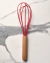 Batedor de ovos de silicone c/ cabo de bambu Vermelho