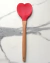 Colher de coração de silicone c/ cabo de bambu vermelho 27 cm - comprar online